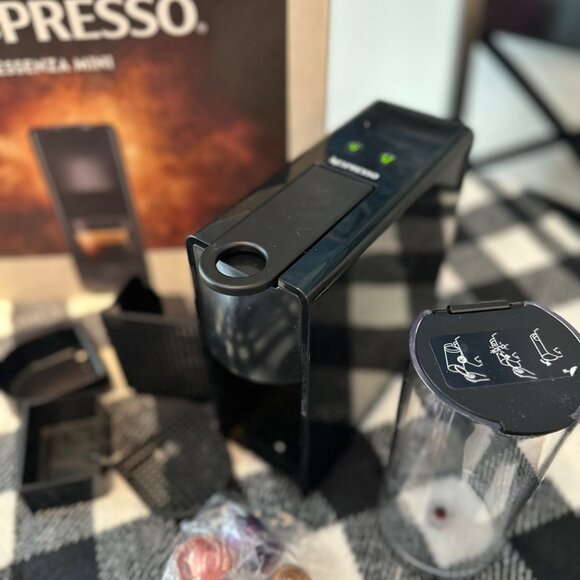 Breville Nespresso Essenza Mini Espresso Machine w Pods (European Plug) - Picture 1 of 5